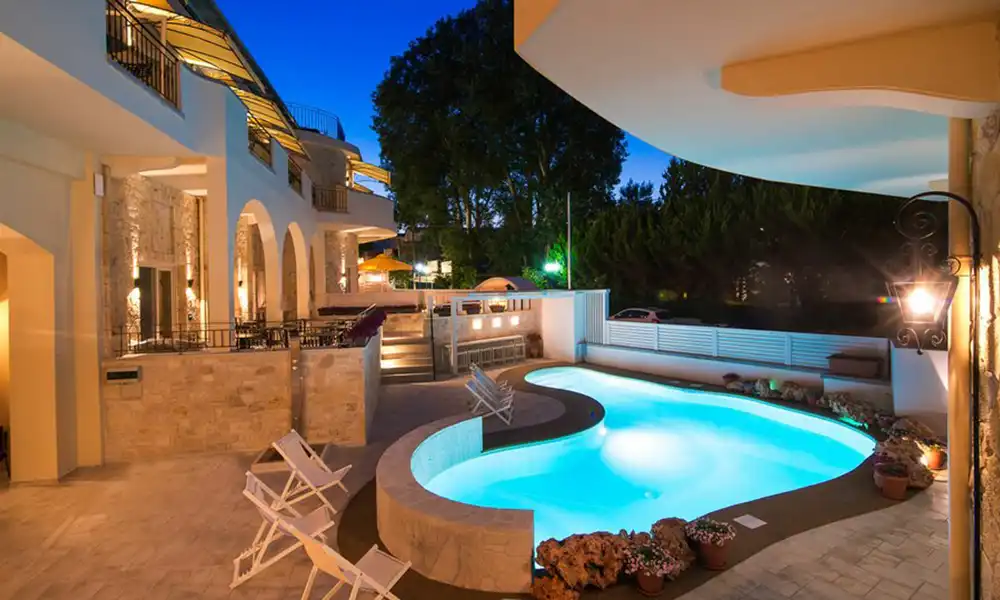 Neikos Mediterraneo Luxury Suites